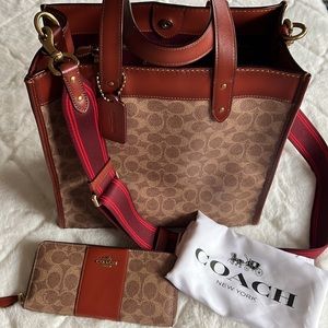 Signature Logo Horse and Carriage Print Field Tote Bag